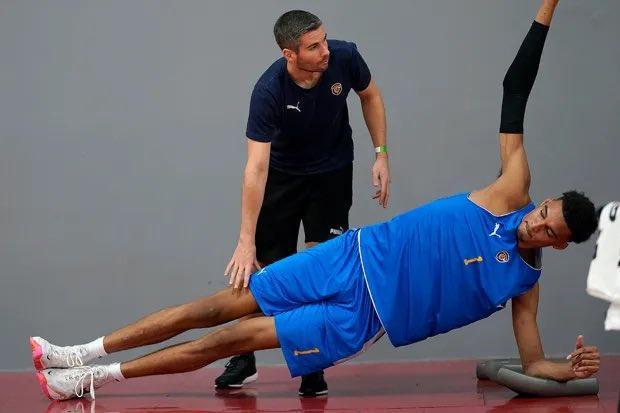 队记：文班亚马在科学增肌&amp;amp;以贾巴尔为标杆 后者打了20个赛季