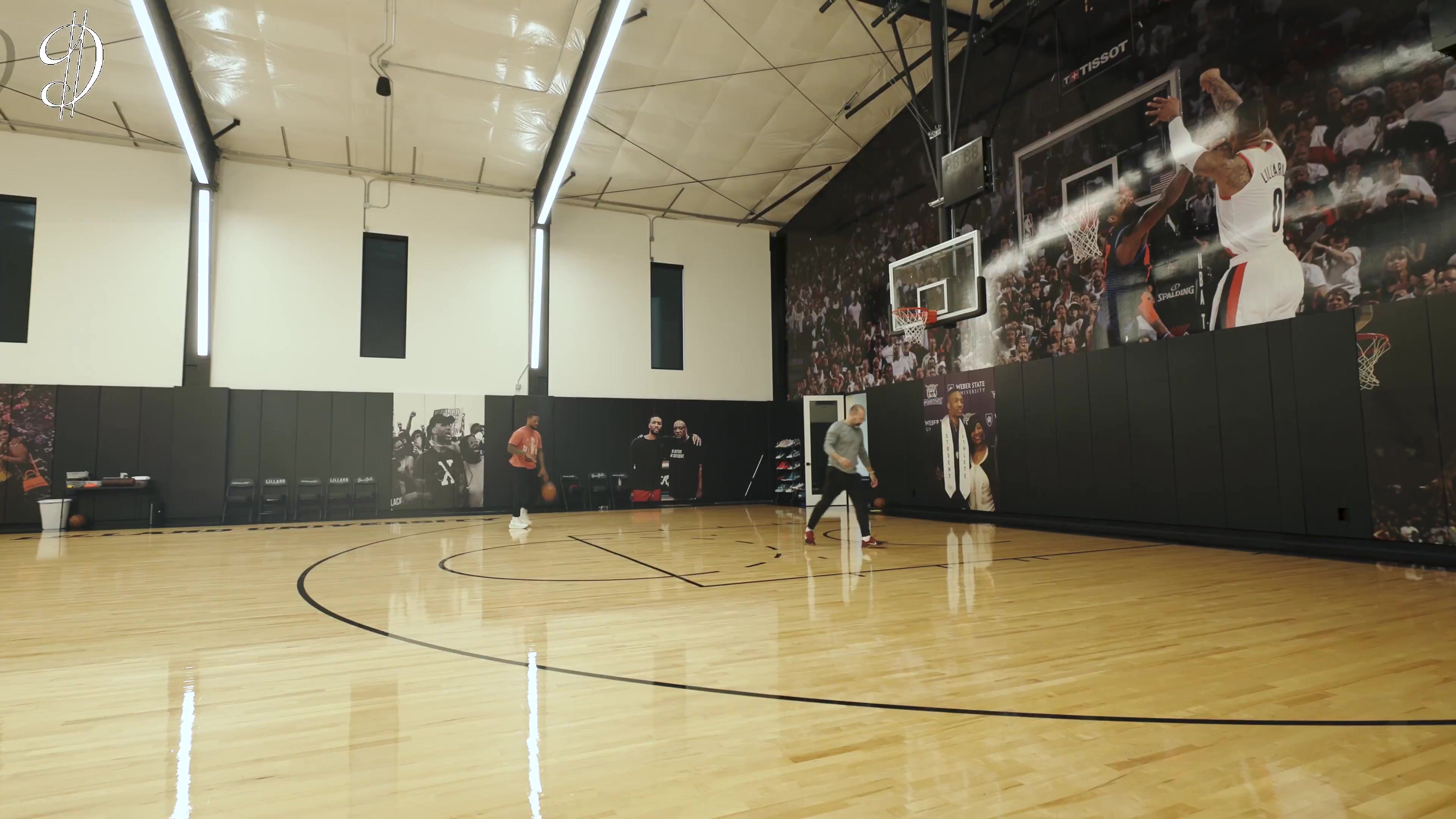 半岛体育入口-利拉德社媒发布训练动态：球场回归，展示投篮与跑步训练片段