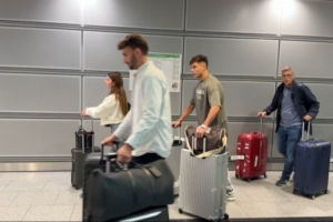 半岛体育官网-记者：多特新援安塞尔米诺抵达杜塞尔多夫机场，体检将很快进行