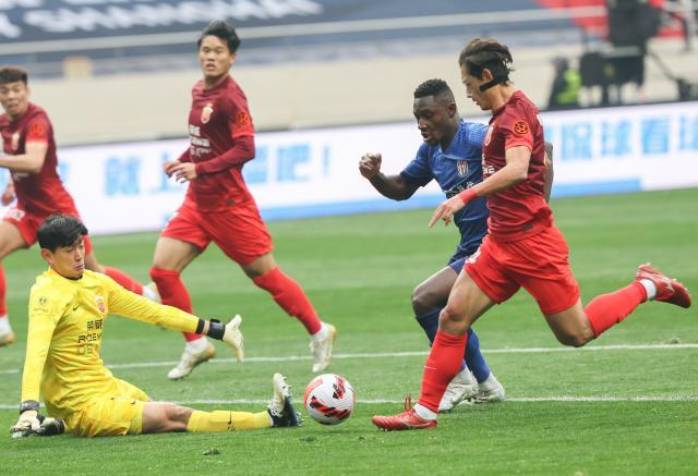 半岛体育官网-新上海德比有别超级杯：申花愈战愈强 海港展新颜