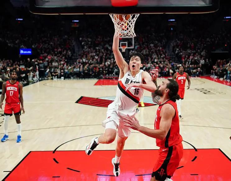 半岛体育-赛季最低！开拓者43-50猛龙，杨瀚森6分钟3篮板！