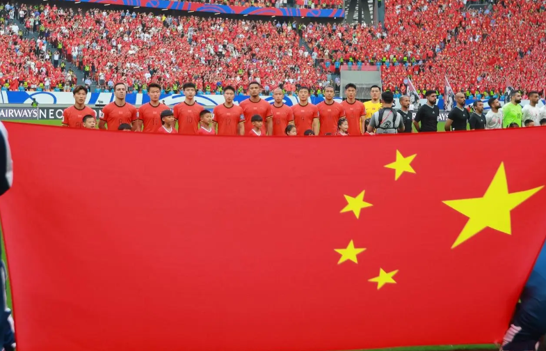 半岛体育登录-2-2！中国队战平强敌，1人被红牌罚下，105分钟遭绝平，球迷遗憾