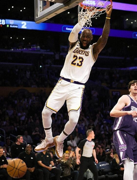 半岛体育-逼近西部第5！东契奇28+9，詹姆斯24分，湖人24分大胜国王